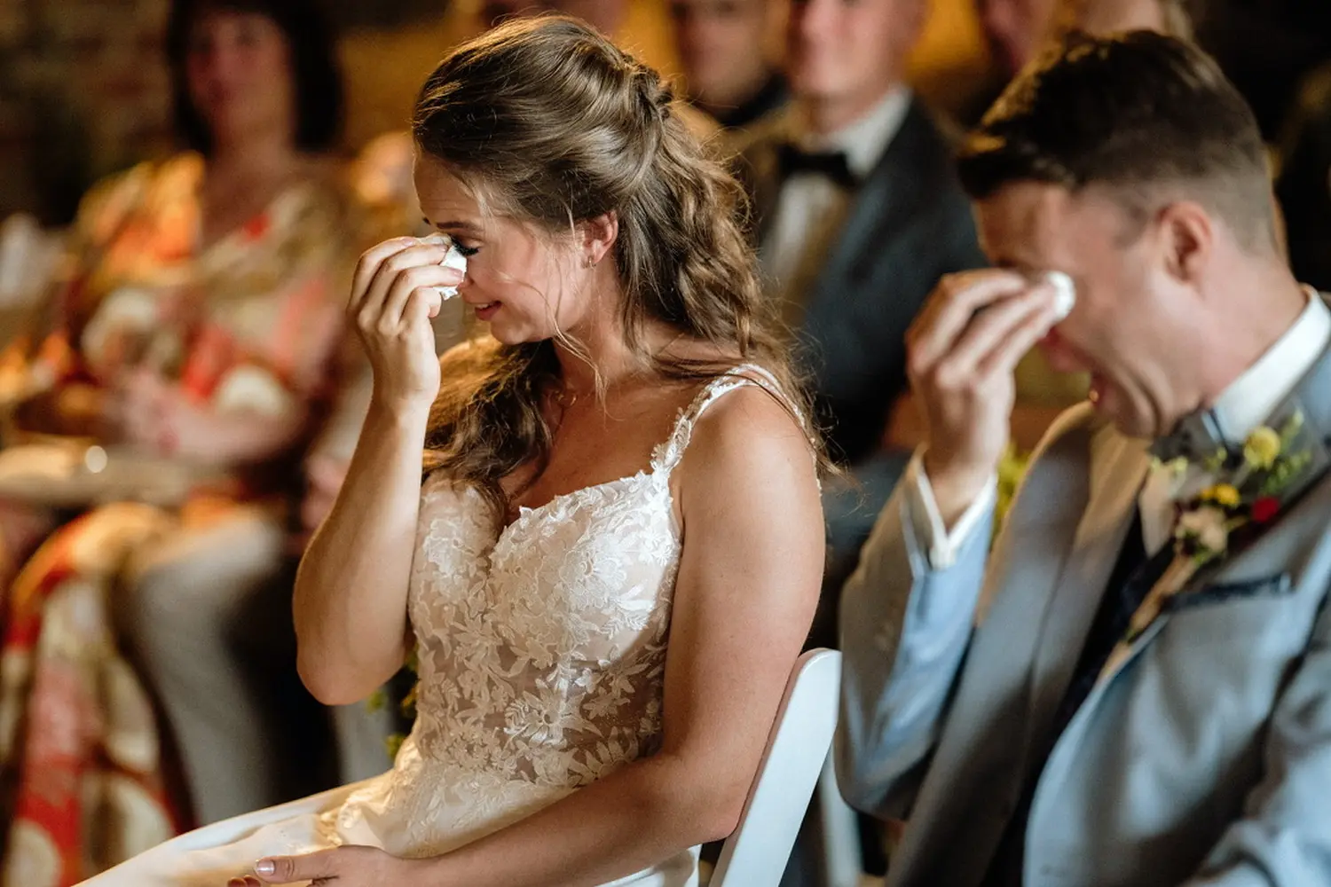 Ein Hochzeitspaar weint